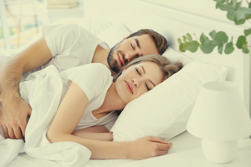 Young-couple-sleeping-together-in-bed.jpg