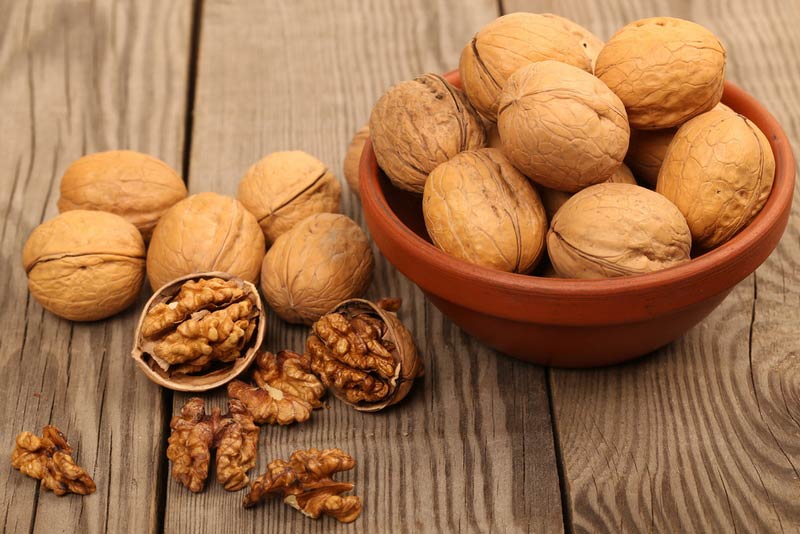 Walnut-kernels-and-whole-walnuts.jpg