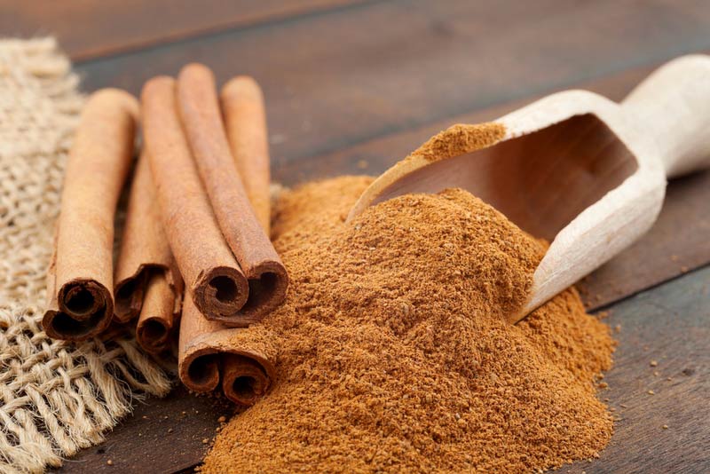 Cinnamon-sticks-with-cinnamon-powder.jpg