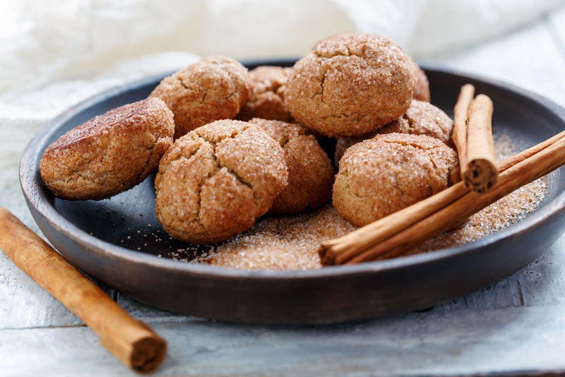 Cinnamon-cookies-and-cinnamon-sticks.jpg