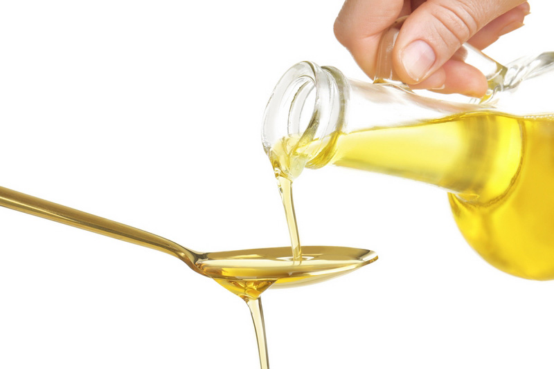 Pouring-cooking-oil-into-spoon.jpg