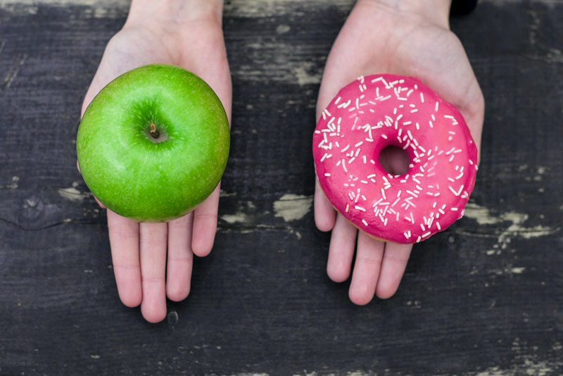 Choosing-between-apple-and-donut.jpg