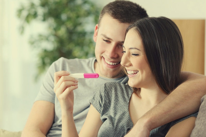 Couple-checking-pregnancy-test.jpg