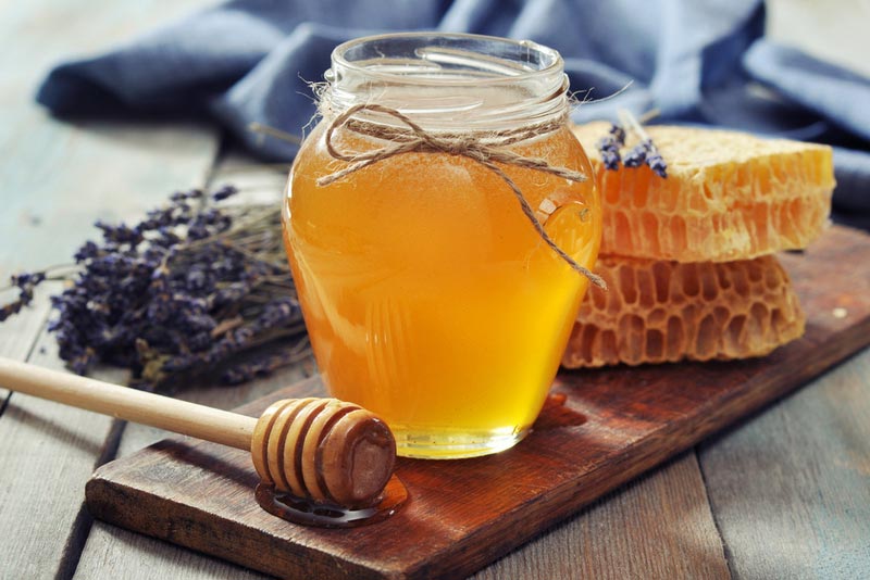 Honey-in-jar-with-honey-dipper.jpg