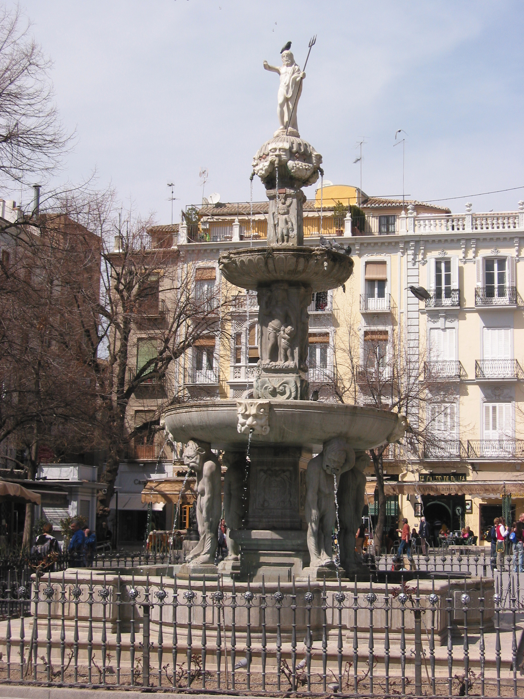Photo Detail Statue with bird in Plaza BibRambla