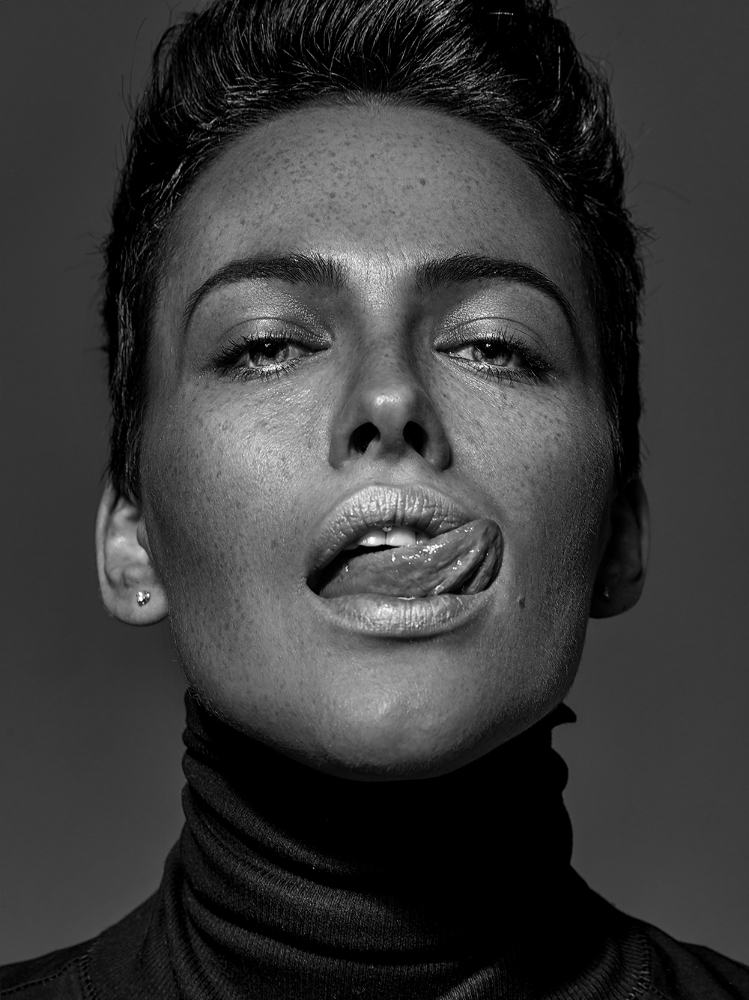 Yalangoch semiz ayollar kurash Katta kokrakli mehmonxona