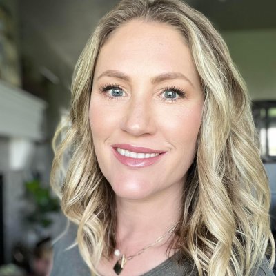 Deanna Forester - Younique Presenter