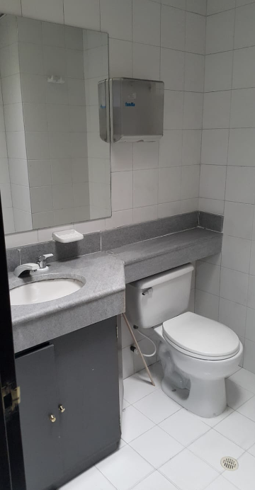 Arriendo/venta Oficina Antiguo Country imagen 17