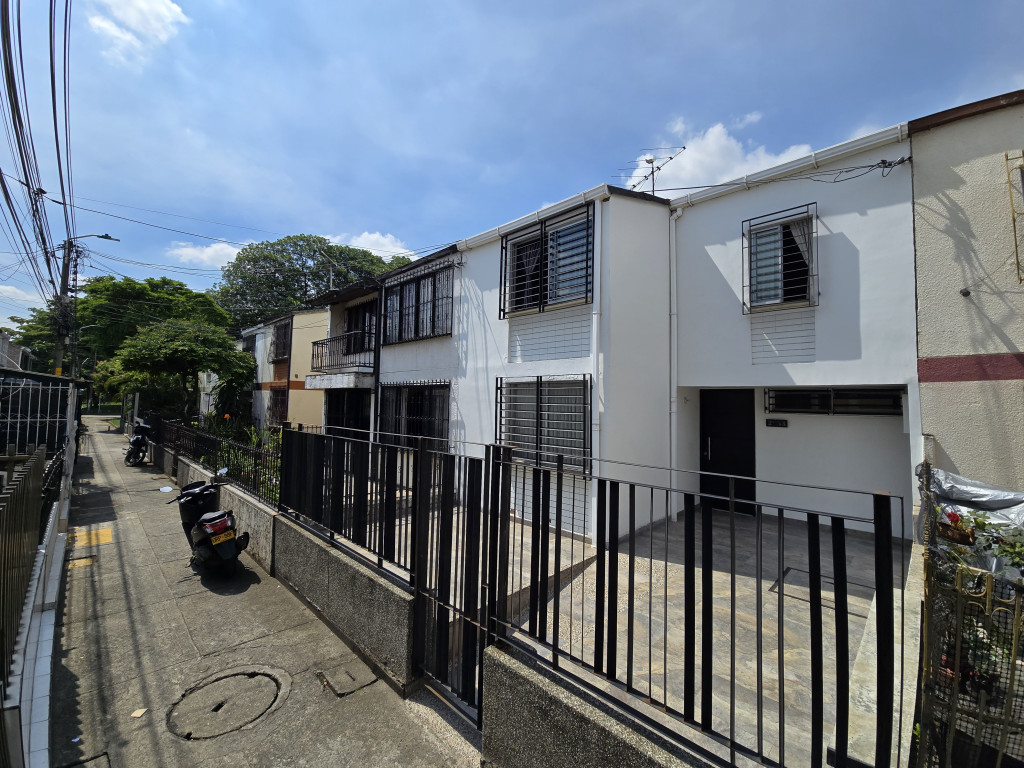 Casa En Venta - Ciudad Los Alamos, Cali