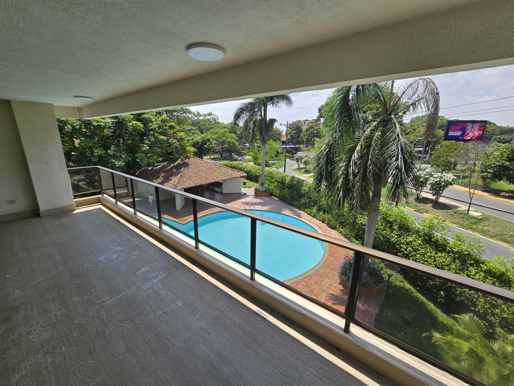 Apartamento En Venta - Urbanización La Flora, Cali