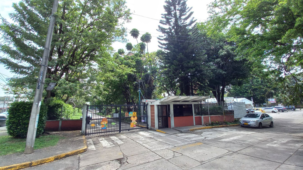 Apartamento En Arriendo - Urbanización La Flora, Cali