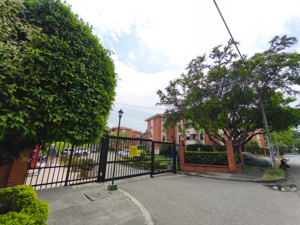 Apartamento En Venta - Urbanización La Flora, Cali