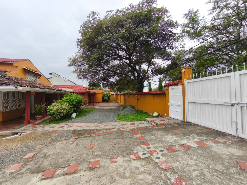 Casa En Arriendo - Ciudad Jardín, Cali