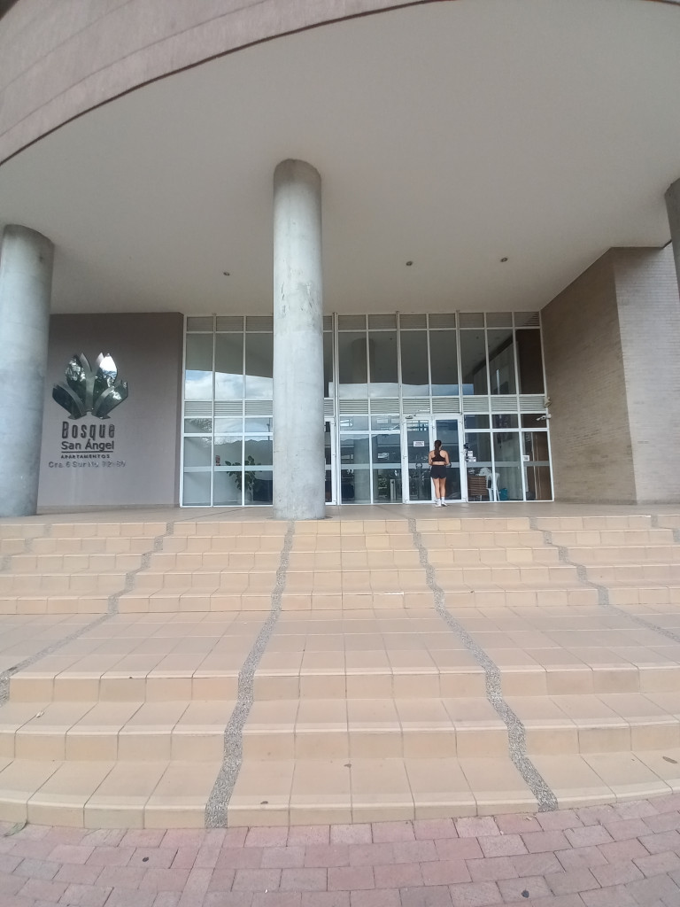 APARTAMENTO en ARRIENDO en C.R BOSQUE DE SAN ÁNGEL PISO 10 — 3