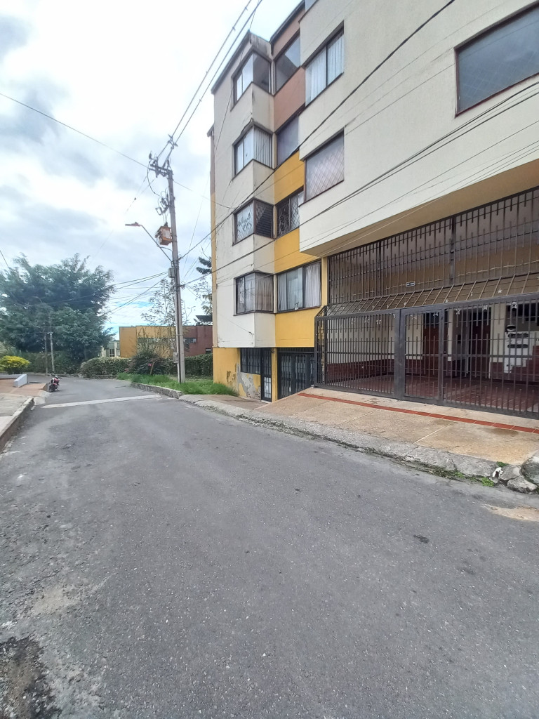 APARTAMENTO en ARRIENDO en EDIFICIO IRAZU PISO 4 — 4