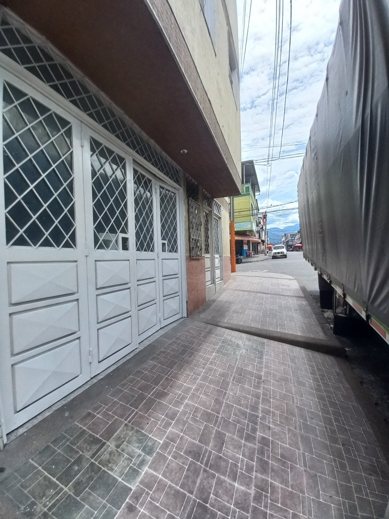 LOCAL en ARRIENDO en BARRIO HIPODROMO — 3