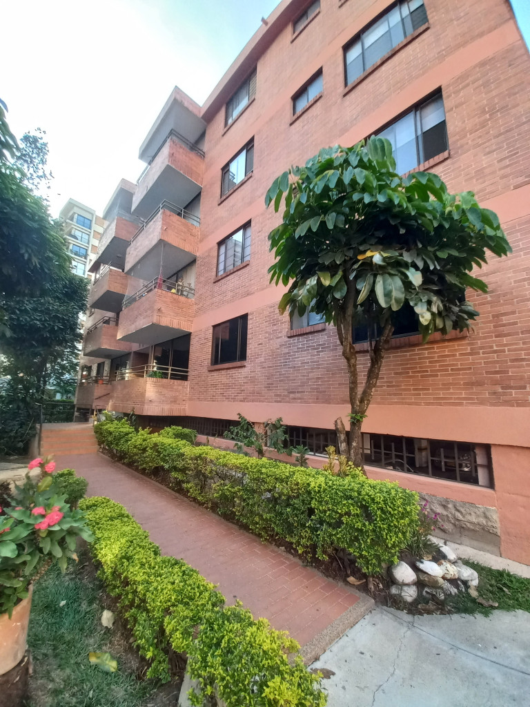 APARTAMENTO en ARRIENDO en C.R PRADOS DEL  NORTE PISO 2 SIN ASCESOR — 3