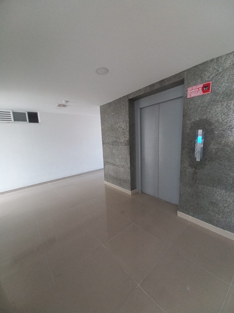 APARTAMENTO en ARRIENDO en EDIFICIO BAVIERA PISO 7 CON ASCENSOR — 4