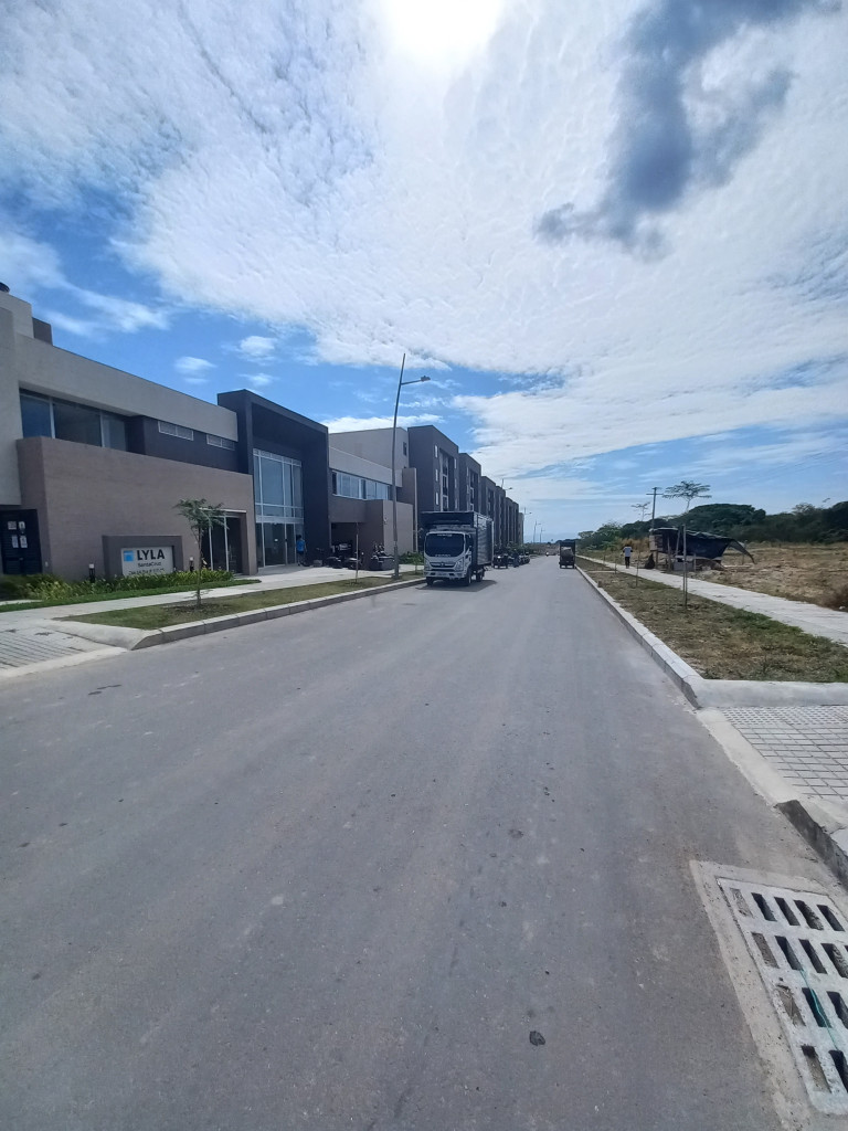 APARTAMENTO en ARRIENDO en C.R LYLA HACIENDA SANTA CRUZ PISO 5 SIN ASCENSOR
