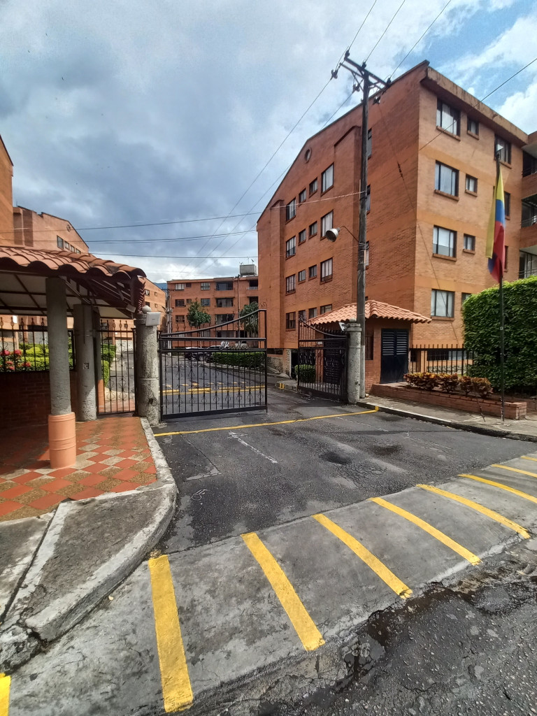 APARTAMENTO en VENTA en PRADOS DEL NORTE PISO 3 — 2