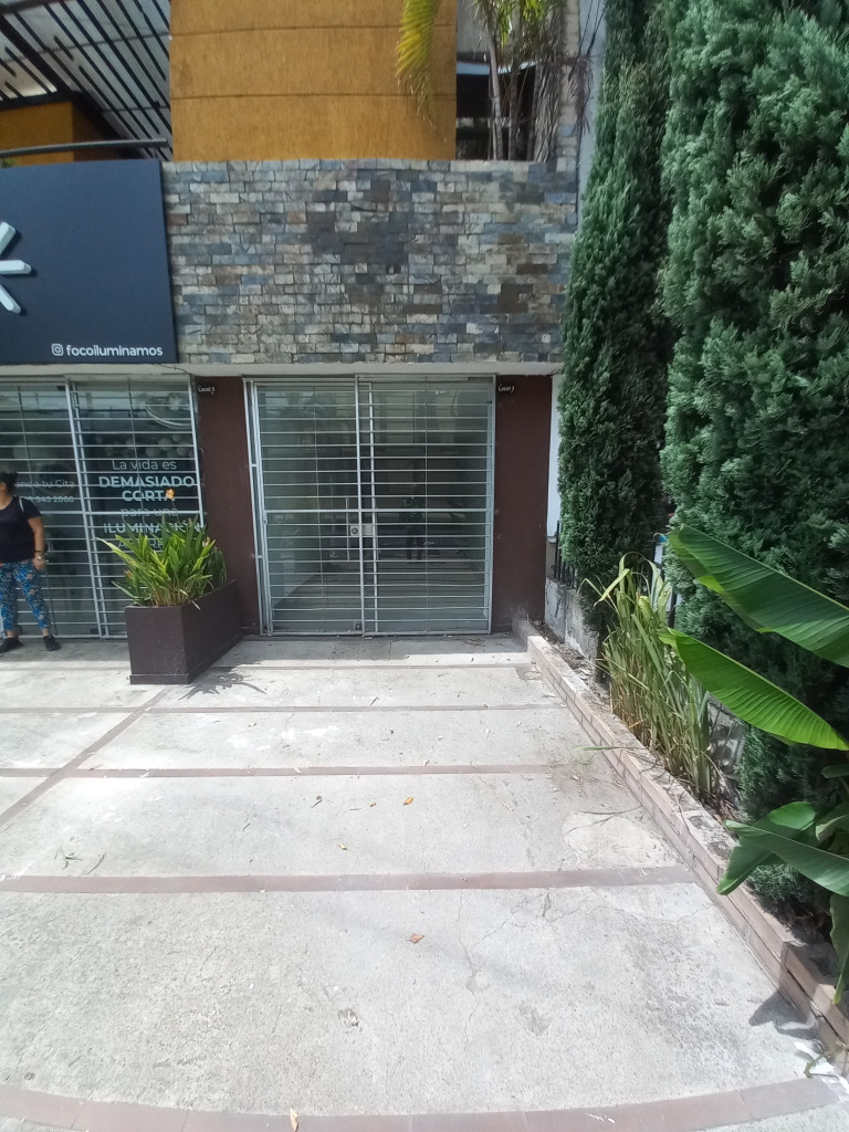 LOCAL en ARRIENDO en LOCAL CASA CLUB PISO 1 — 3