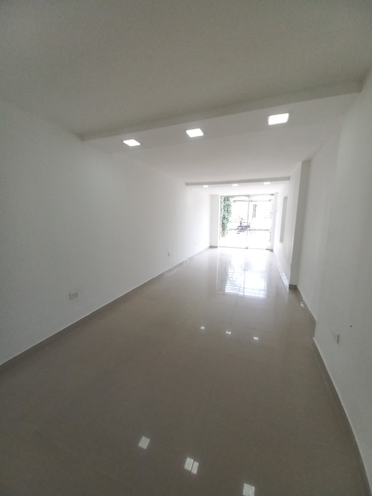 LOCAL en ARRIENDO en LOCAL CASA CLUB PISO 1 — 5