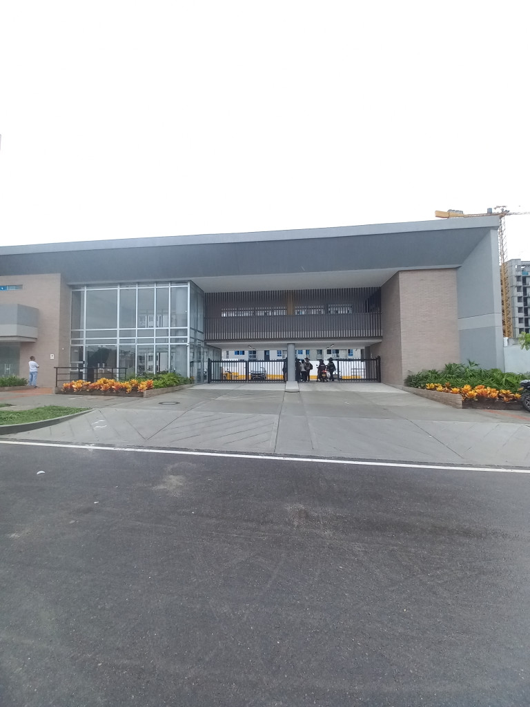 APARTAMENTO en ARRIENDO en YARI HACIENDA SANTA CRUZ PISO 4 — 3