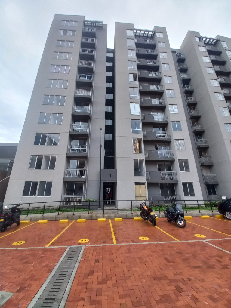 APARTAMENTO en ARRIENDO en YARI HACIENDA SANTA CRUZ PISO 4 — 4
