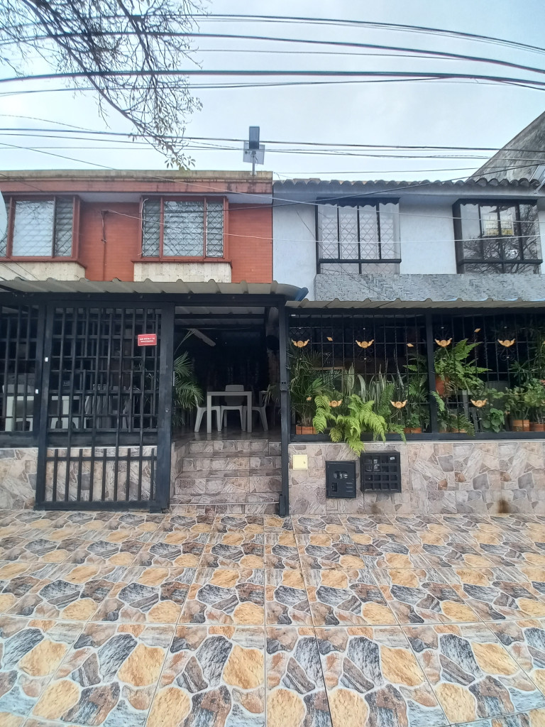 CASA en VENTA en LA CASTELLANA DOS CASAS EN UNA COMERCIALES — 2