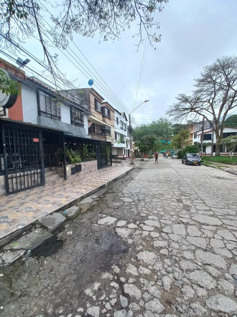 CASA en VENTA en LA CASTELLANA DOS CASAS EN UNA COMERCIALES — 3