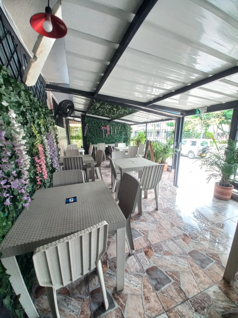 CASA en VENTA en LA CASTELLANA DOS CASAS EN UNA COMERCIALES — 4
