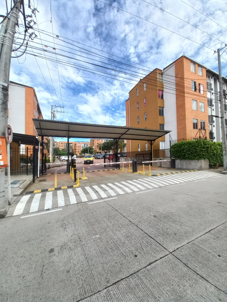 APARTAMENTO en ARRIENDO en C.R ALMENDROS PISO 4 — 2