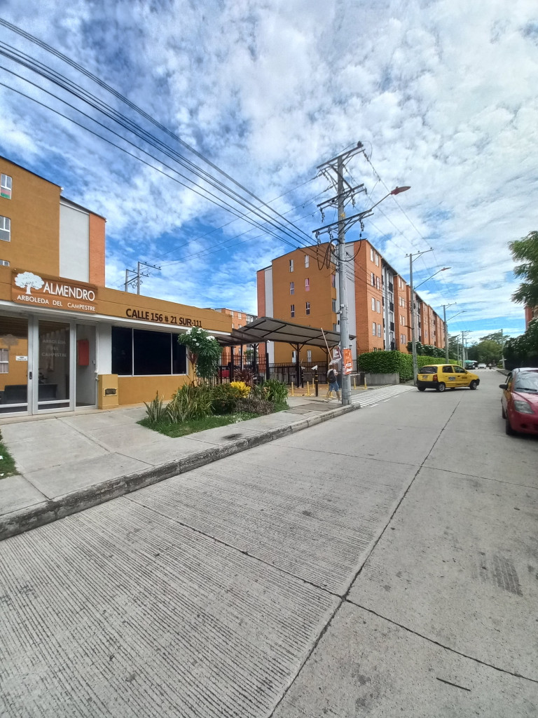 APARTAMENTO en ARRIENDO en C.R ALMENDROS PISO 4 — 3
