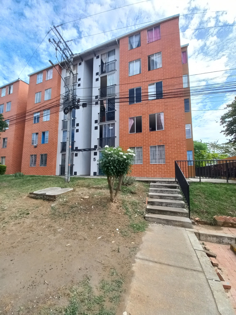 APARTAMENTO en ARRIENDO en C.R ALMENDROS PISO 4 — 4