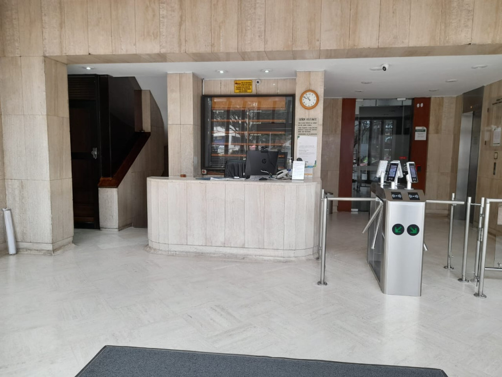 Oficina en arriendo en Quinta Camacho, Bogotá, 456 m² · foto 2 de 24