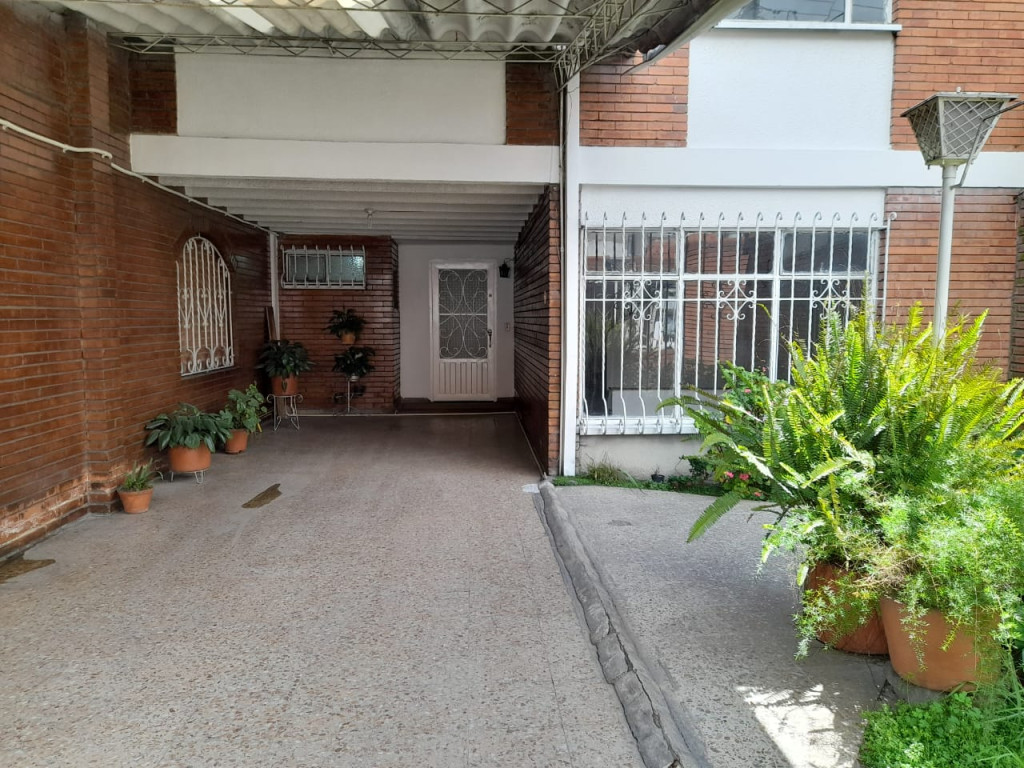 Casa de 4 alcobas en venta en Mandalay I Sector, Bogotá, 201 m² · foto 2 de 24