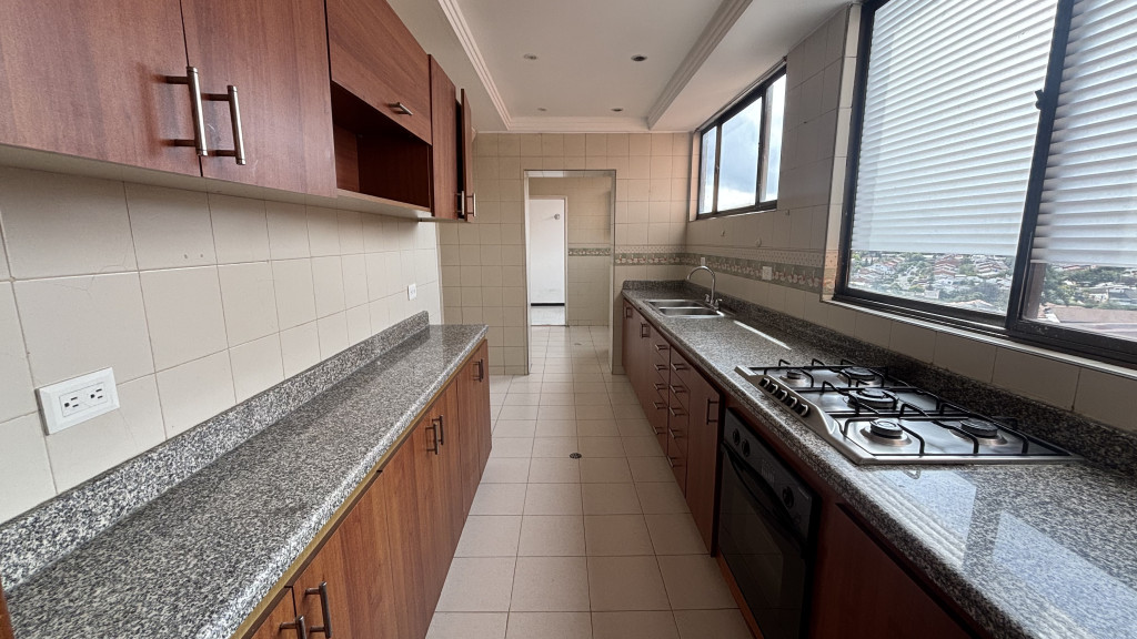 Apartamento de 3 alcobas en venta en Los Lagartos, Bogotá, 176 m² · foto 7 de 24