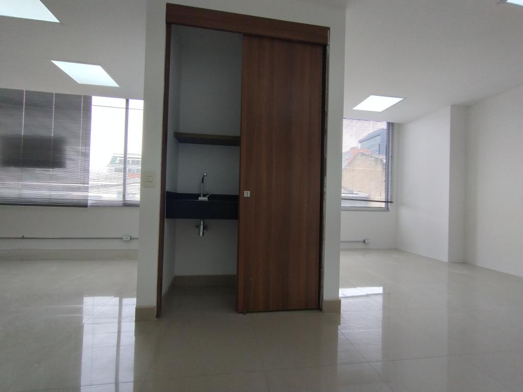 Oficina en arriendo en Santa Barbara, Bogotá, 56 m² · foto 8 de 14