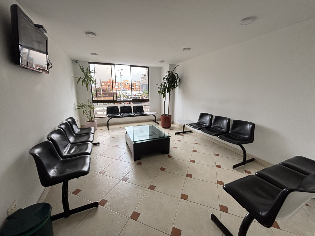 Consultorio en venta en Santa Barbara Occidental, Bogotá, 25 m² · foto 4 de 15