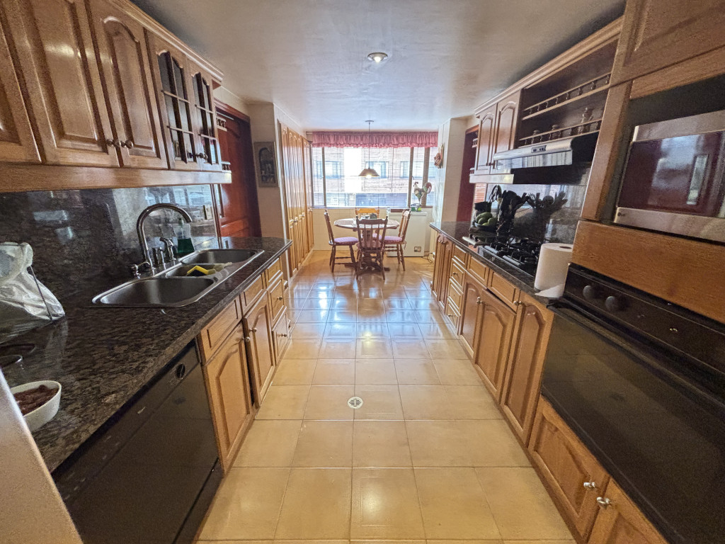 Apartamento de 3 alcobas en venta en Santa Barbara Occidental, Bogotá, 225 m² · foto 10 de 24