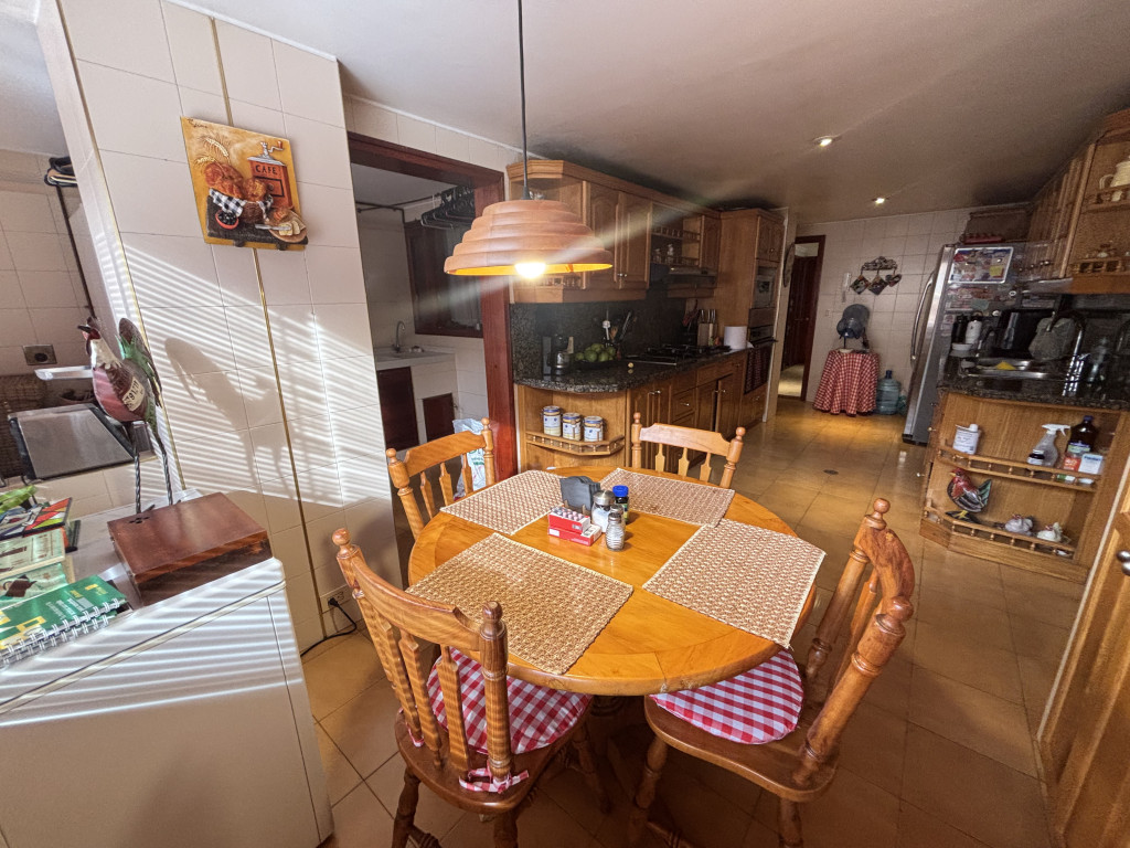 Apartamento de 3 alcobas en venta en Santa Barbara Occidental, Bogotá, 225 m² · foto 11 de 24