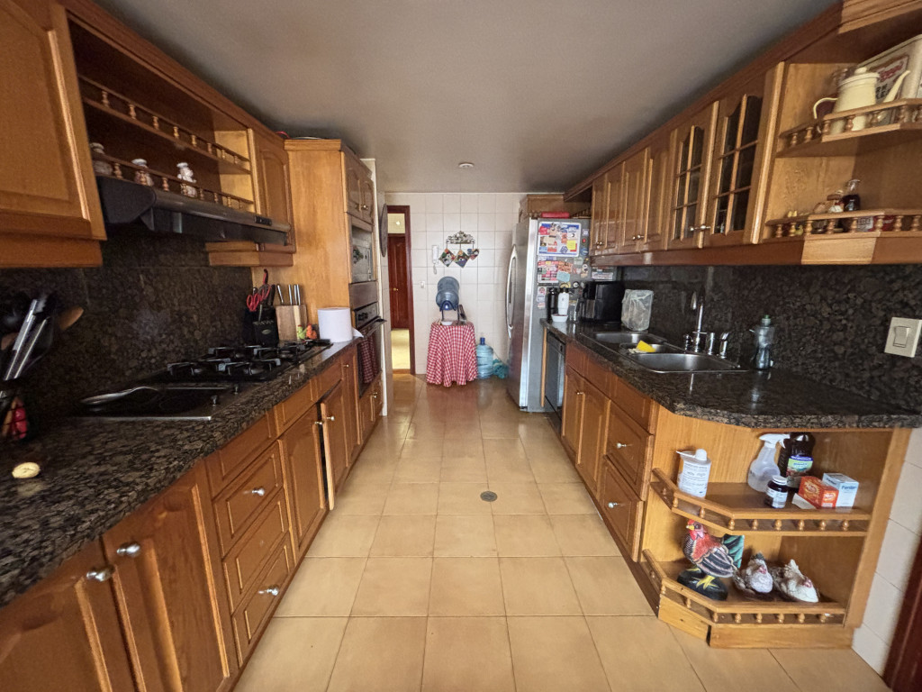 Apartamento de 3 alcobas en venta en Santa Barbara Occidental, Bogotá, 225 m² · foto 12 de 24