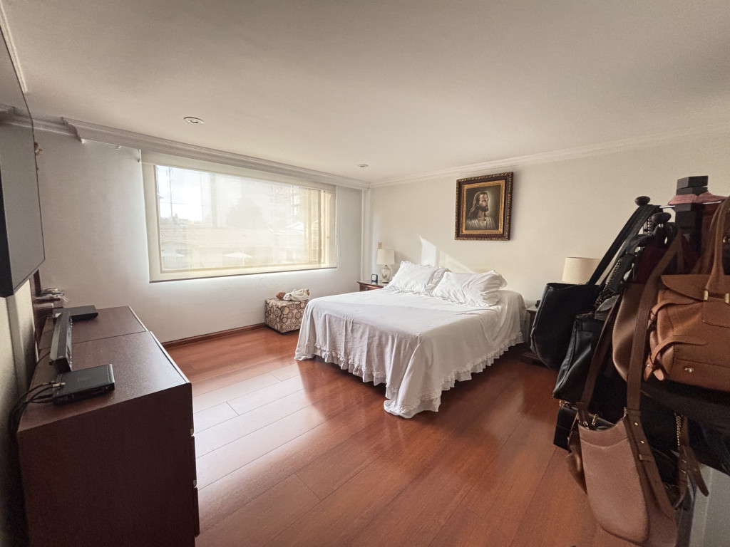 Apartamento de 3 alcobas en venta en Santa Barbara Occidental, Bogotá, 225 m² · foto 14 de 24