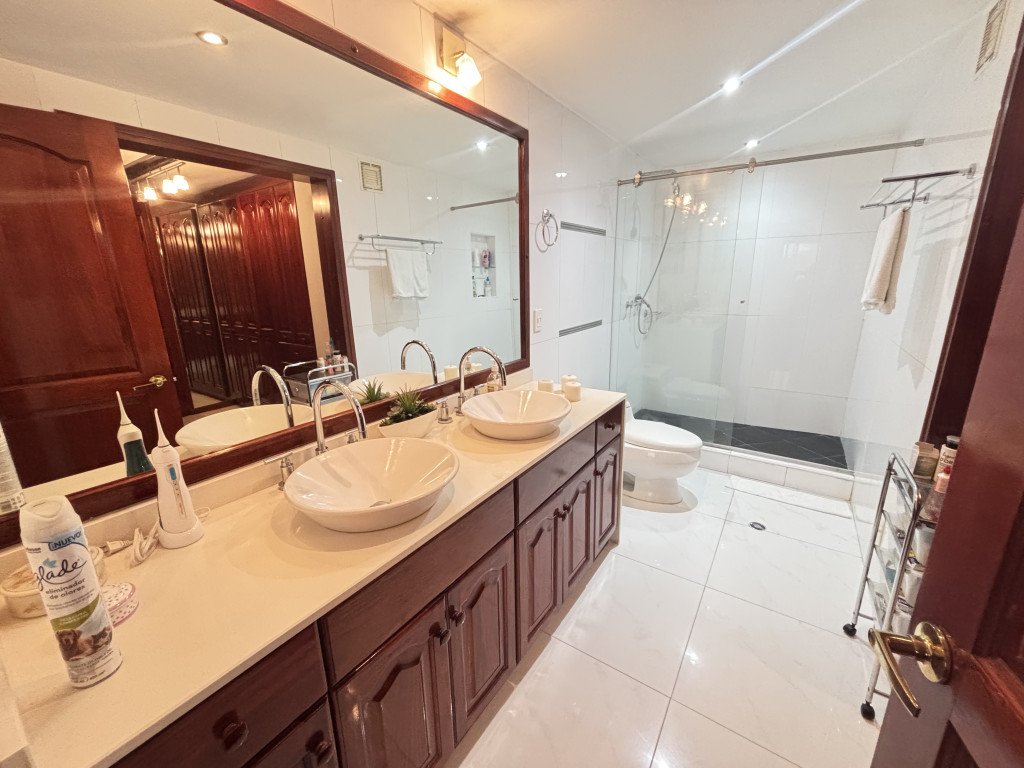 Apartamento de 3 alcobas en venta en Santa Barbara Occidental, Bogotá, 225 m² · foto 16 de 24