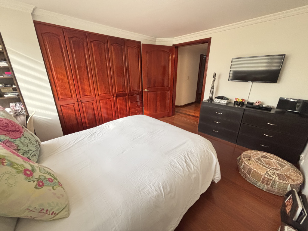 Apartamento de 3 alcobas en venta en Santa Barbara Occidental, Bogotá, 225 m² · foto 19 de 24