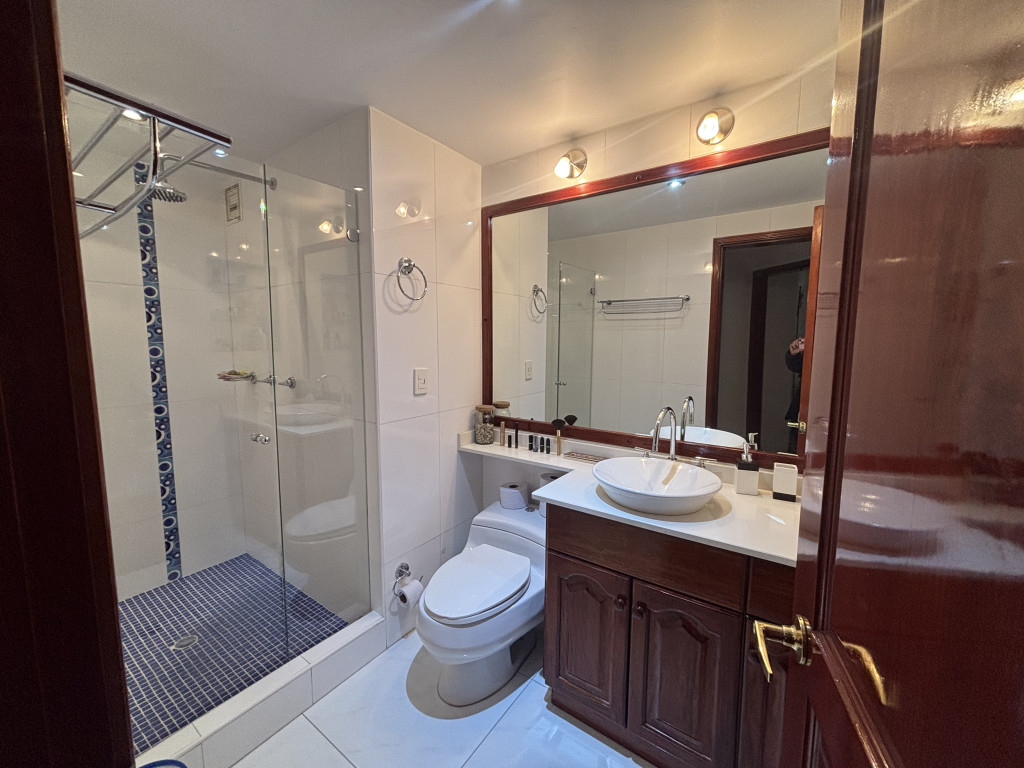 Apartamento de 3 alcobas en venta en Santa Barbara Occidental, Bogotá, 225 m² · foto 20 de 24