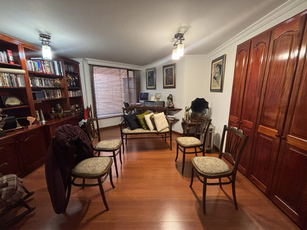 Apartamento de 3 alcobas en venta en Santa Barbara Occidental, Bogotá, 225 m² · foto 23 de 24