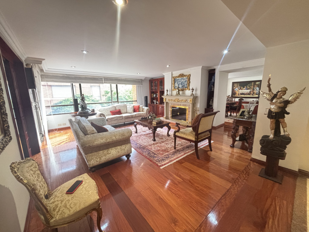 Apartamento de 3 alcobas en venta en Santa Barbara Occidental, Bogotá, 225 m² · foto 8 de 24