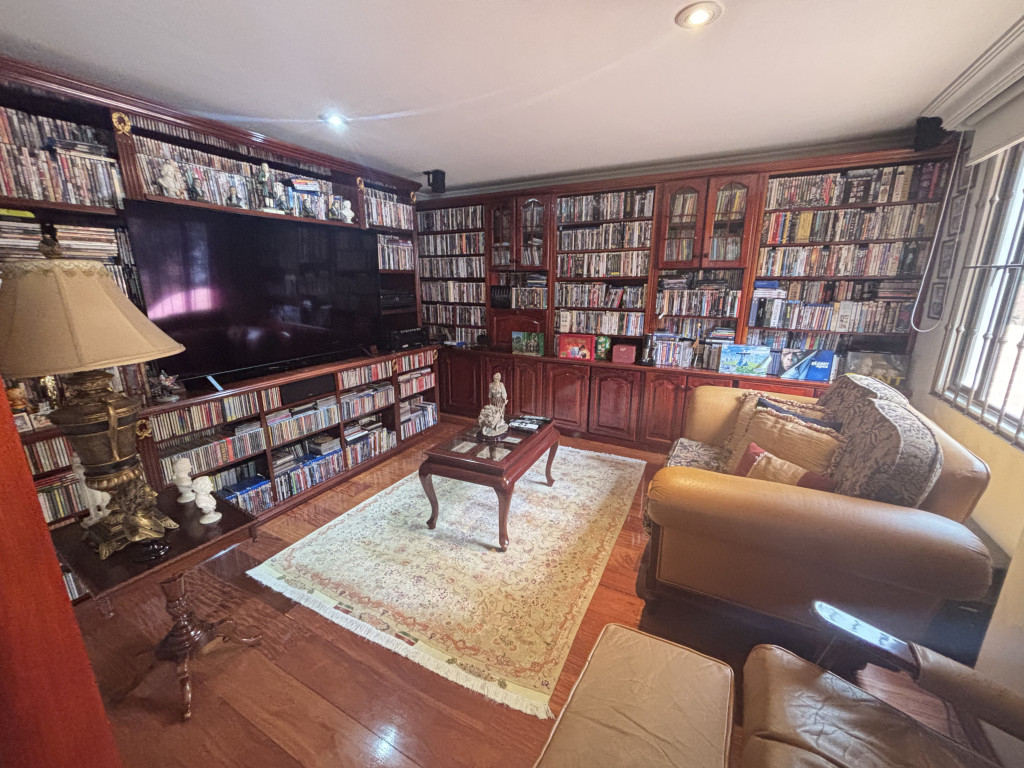 Apartamento de 3 alcobas en venta en Santa Barbara Occidental, Bogotá, 225 m² · foto 4 de 24