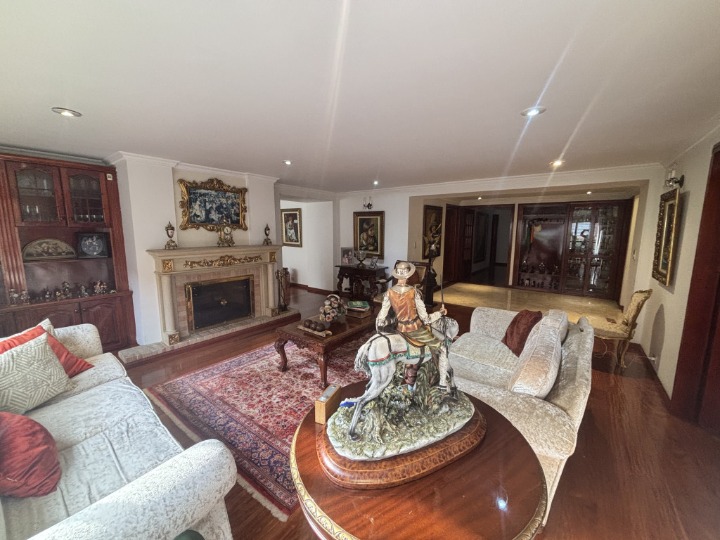 Apartamento de 3 alcobas en venta en Santa Barbara Occidental, Bogotá, 225 m² · foto 2 de 24